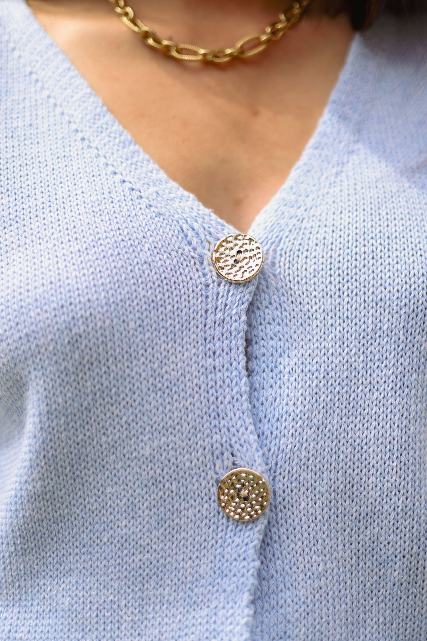 Pull uni boutons dorés
