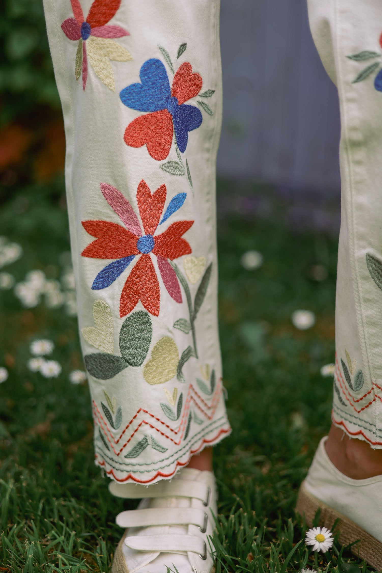 Pantalon brodé fleurs