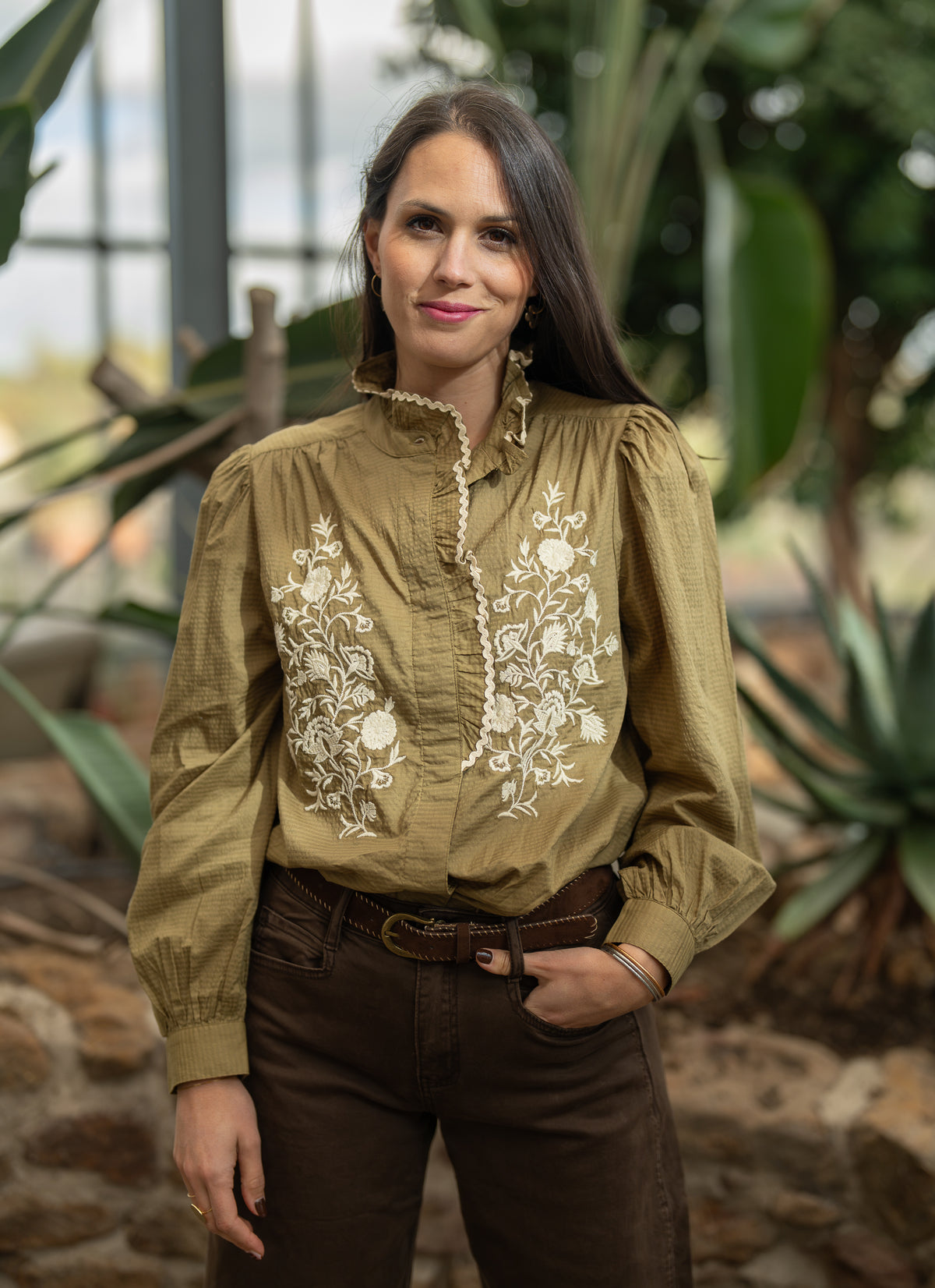 Chemise brodée col volant