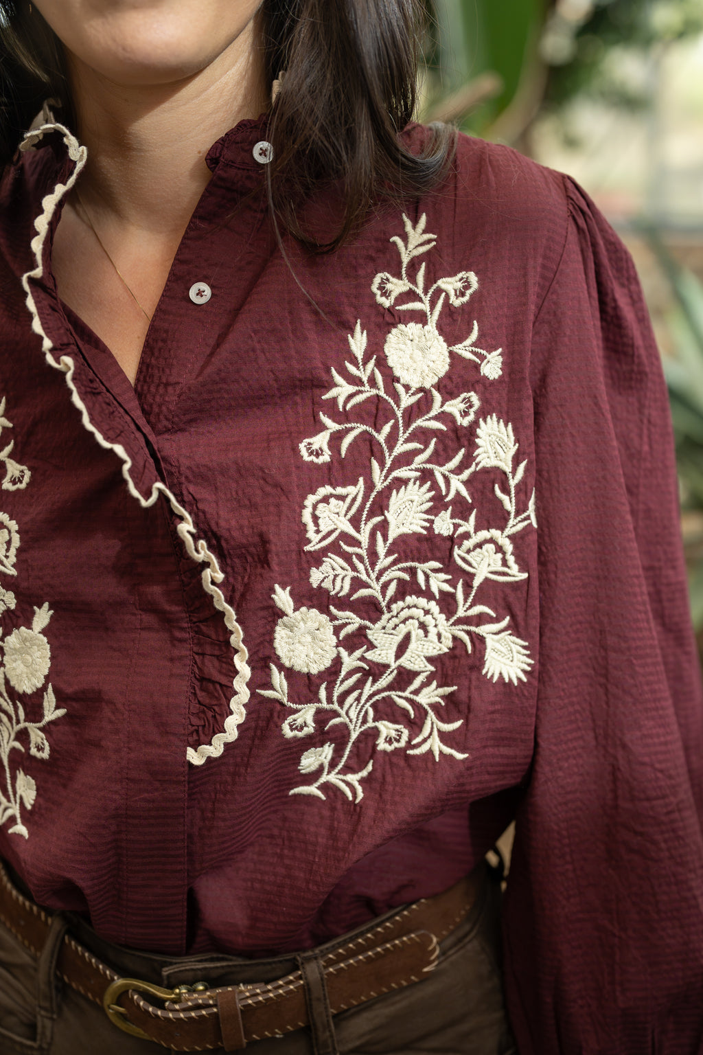 Chemise brodée col volant