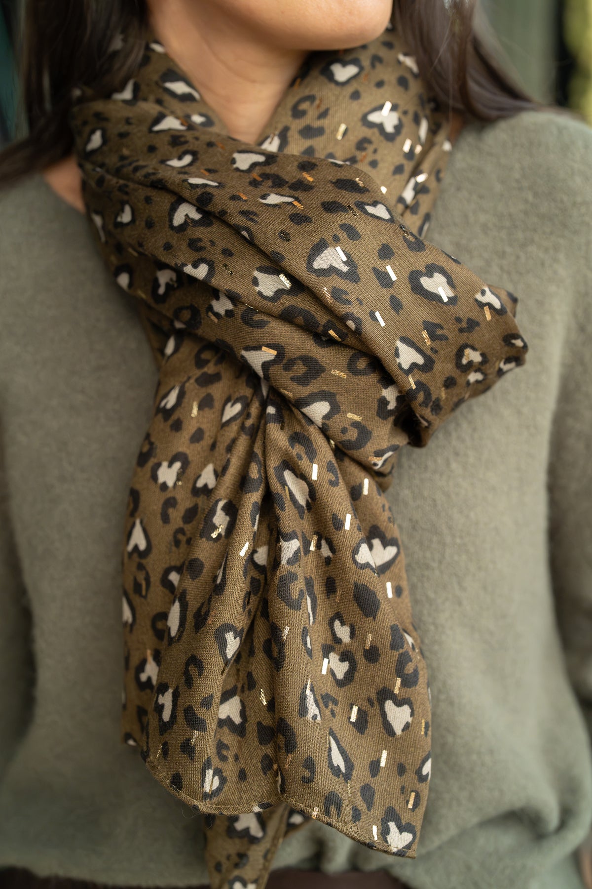 Foulard motif cœur léopard